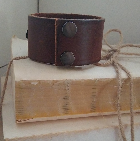 Handmade leather cuff bracelet - Picture 4 of 4